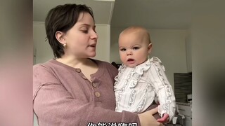 The mother teaches the baby to speak, and it can be seen that she has tried very hard~