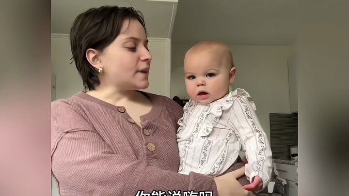 The mother teaches the baby to speak, and it can be seen that she has tried very hard~
