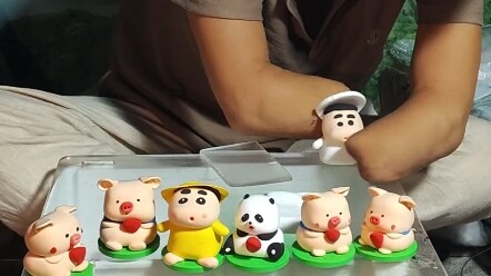 Use clay to make a "Shinchan with rabbit ears~"