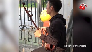 Bị csgt BẮT XE nhạc công nhanh trí ngồi KÉO TẶNG 1 BẢN nhạc xin tha
