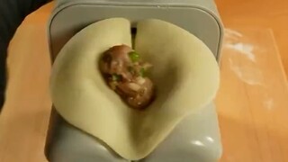 I bought an automatic dumpling machine.