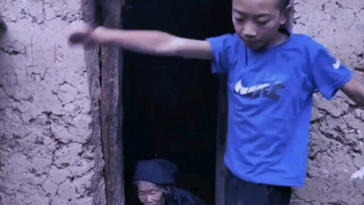 Yang ada di bawah kaki adalah, pemborosan uang seperti membuang-buang pasir