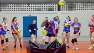 排球趣味性强且不易受伤，是一项身体锻炼比较均衡的运动，你身边玩排球的人多吗？