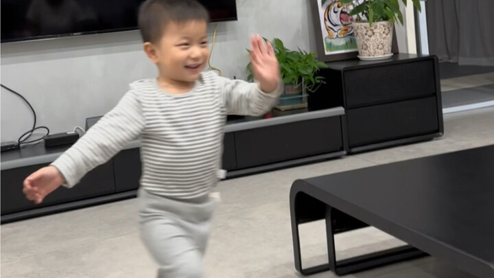 Trong bữa cơm gia đình, Nuanzi nói: "Các cô chú đừng ăn nữa, cháu sẽ nhảy cho các chú chú xem!"