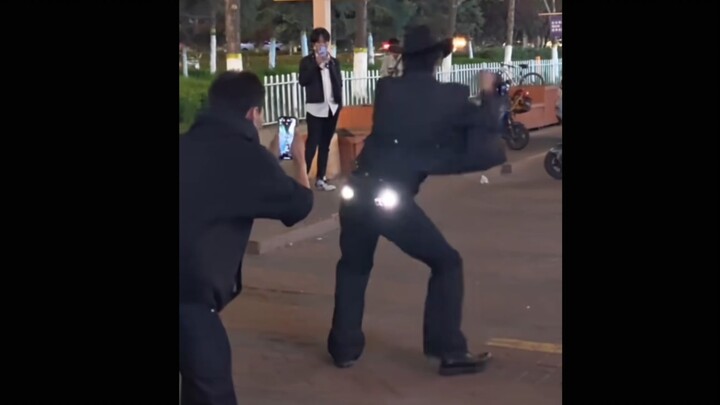 ในมุมมองบุคคลที่สาม ถังเจียฉีหลังเลิกไลฟ์สดแรกๆ ยังทำตัวไม่ค่อยถนัด ทันทีที่เพลงจุดไคลแม็กซ์ดังขึ้น 