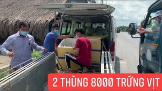 Trao 200 phần quà gồm gạo trứng mì của bà con vùng ngoài gởi cho bà con trong khu cách ly phong tỏa