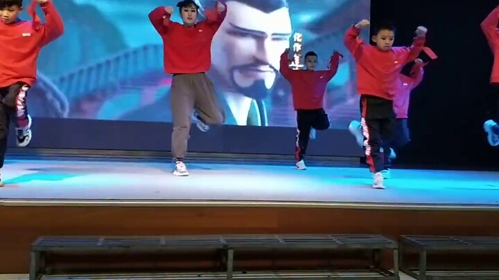 The head teacher and students danced "Nezha" together