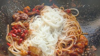 มื้อกลางวันของเศรษฐีนี: หอมจนกระทั่งกระทะยังกลายเป็นสิ่งมีชีวิต