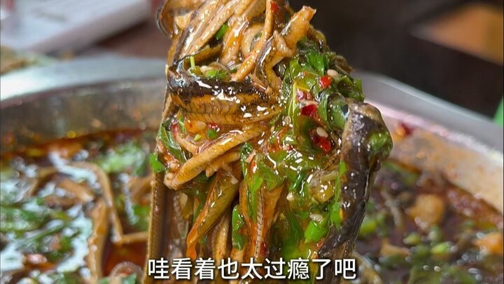 Anh trai Lạc Sơn bán dải lươn, quanh năm suốt tháng nuôi trong tủ lạnh, một cân lươn vàng thì được n