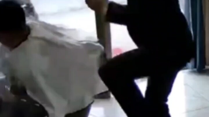 แค่ไม่กี่สิบวินาที พี่ชายก็คิดคำนวณค่าชดเชยกระจกเรียบร้อยแล้ว