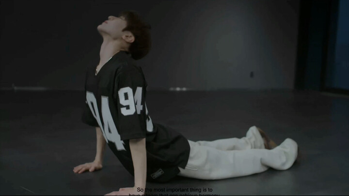 A practice clip of Wu Shiwen featured in Lee Soo-man’s documentary, dancing to SHINee’s “Like Oxygen