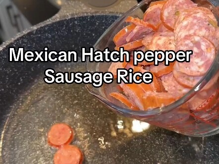 Quy trình chế biến cơm xúc xích ớt Mexico: