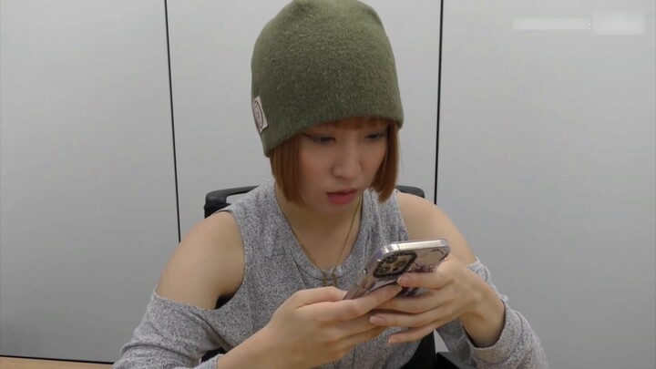 [Chinese Subtitles] Rena YouTube | Q&A: Answer questions while eating fried chicken. My MBTI ideal t