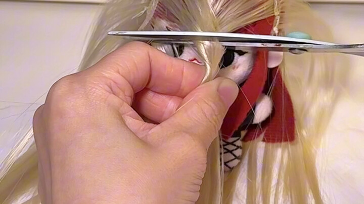 I added a wig to Jennie’s doll, but how do I straighten the bangs?