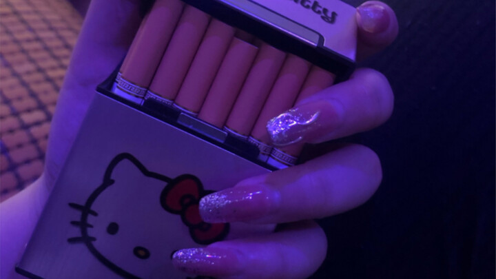 สาวสวยเล็บยาวสั่งทำอวดมือ
