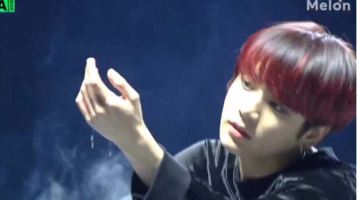 [BTS] Kandang ayam sudah ditutup rapat! Tarian basah-basahan Jungkook benar‑benar membuatku meleleh!
