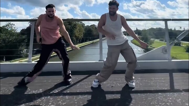 "Hidup memberiku satu pukulan, aku membalas dengan kertas"