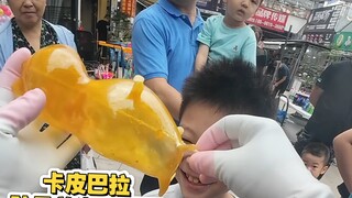 完了完了！非遗吹糖人现场彻底失控了！这娃跟卡皮巴拉杠上了，拦都拦不住！