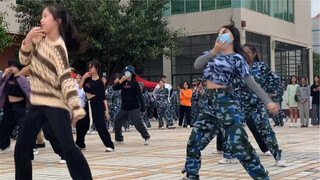 当军训碰上大学韩舞随机舞蹈｜ 气氛炸裂 大一新生阿婆主豁出去啦