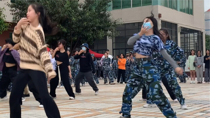 When military training meets college Korean dance random dance｜The atmosphere explodes, the freshman