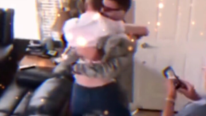 Saudara laki-laki di tentara kembali dengan tenang dan adik laki-lakinya sangat gembira