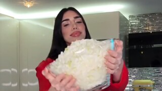 الآنسة الجميلة والطيبة تعود مجددًا لتسدّ فم من يُهدر الطعام!