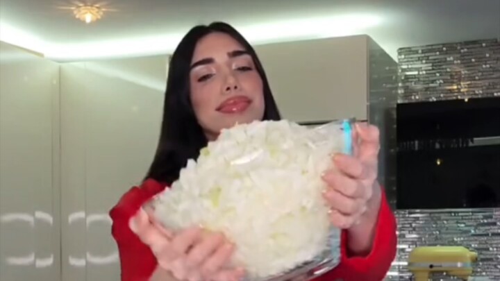 Sis cantik dan baik hati lagi-lagi datang untuk membuktikan bahwa membuang-buang makanan itu salah!