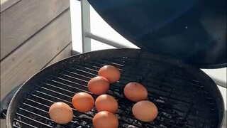 Saya tidak menyangka telur bisa dipanggang. Setelah dipanggang dan dikupas, telur direndam dalam sau