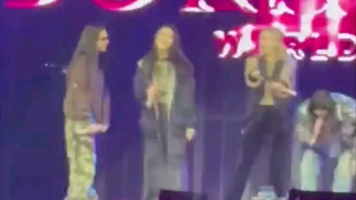 Học theo TAEYANG trong concert của BLACKPINK, dễ thương quá đi! Bé Bé: Cảm ơn nha!