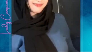 Cewek berhijab selalu terlihat menawan dengan kesederhanaannya. Perpaduan gaya yang anggun dan penuh