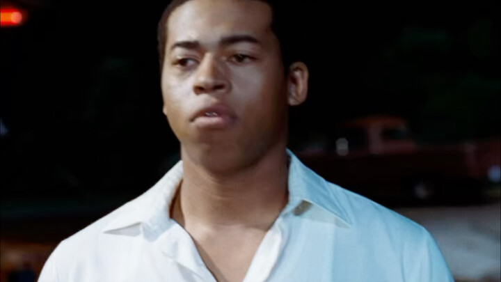 Anh chàng da đen nháy mắt tán tỉnh một quý cô da trắng, nào ngờ bị ông chồng siêu cường trừng trị th