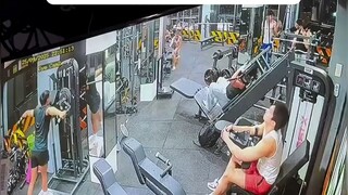 兄弟练完腿后离开健身房......