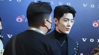 [Xiao Zhan backstage Reuters] Ahhhh Xiao Zhan is so handsome up close, the closer you look, the bett