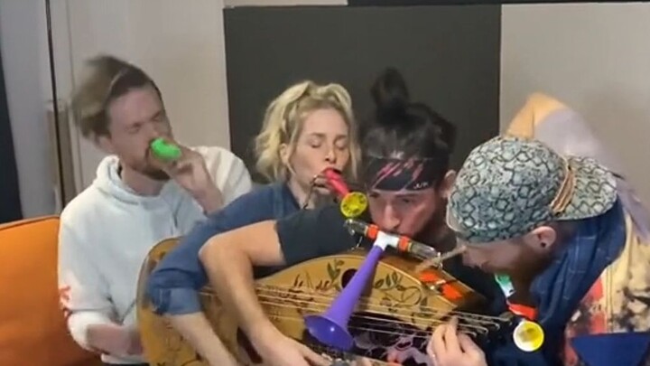 يشبهك تمامًا أنت الذي تحاول النوم مبكرًا كل يوم.