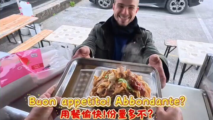 A Little Collection of Selling Chinese Food at Street Stalls in Italy 01