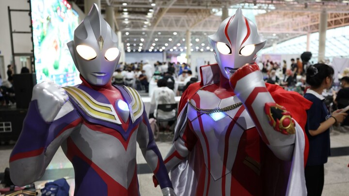 Ultraman Tiga went on a comic exhibition (above) and met Deadpool, and was forced to get married on 