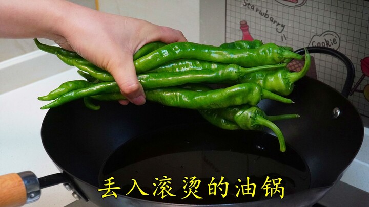 โยนพริกหยวกลงในน้ำมันร้อนจัด พอตักขึ้นก็กลายเป็นเมนูคลาสสิกชวนหิว ดูแล้วน่ากินสุดๆ!