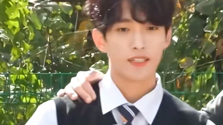 “ได้กลิ่นหมาตัวเล็กไหม?”
