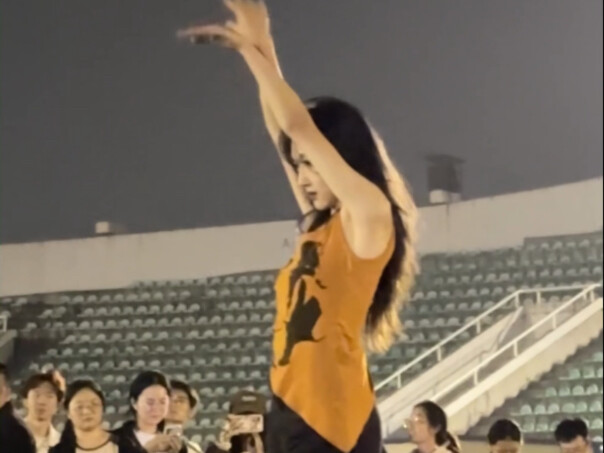 โชว์เดี่ยวแรกของนักศึกษาปีหนึ่งที่โรงเรียน ฟลิปเตอร์เพลง “Air” โดย ฮวาง อีจี