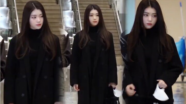 Pretty and kind-hearted Xiaoting strolled through the airport in all black, but that icy, aloof vibe