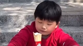 Cậu bé đang ăn kem ở bãi biển, và phân chim dính vào cánh tay cậu. Cậu bé nhầm nó là kem và cắn một 