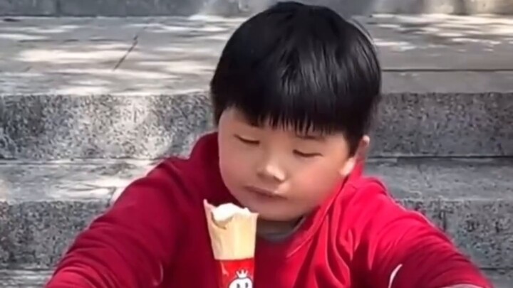 Cậu bé đang ăn kem ở bãi biển, và phân chim dính vào cánh tay cậu. Cậu bé nhầm nó là kem và cắn một 