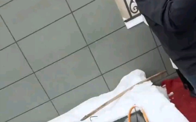 在我姐婚礼上掉进水池给她助兴.…