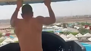 Cangkirnya [kuda] itu! Seumur hidupku belum pernah aku merasa sebodoh ini, ternyata malah membawaku 