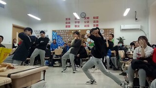 Pesta Tahun Baru kelas itu menampilkan tarian New Treasure Island.