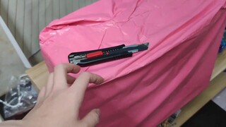 I spent 299 to buy a Kamen Rider lucky bag on Taobao. It’s big and pink, and it’s only for macho men