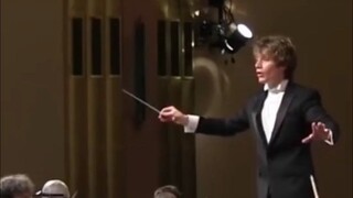 他甚至在准备敲下的时候就开始笑了