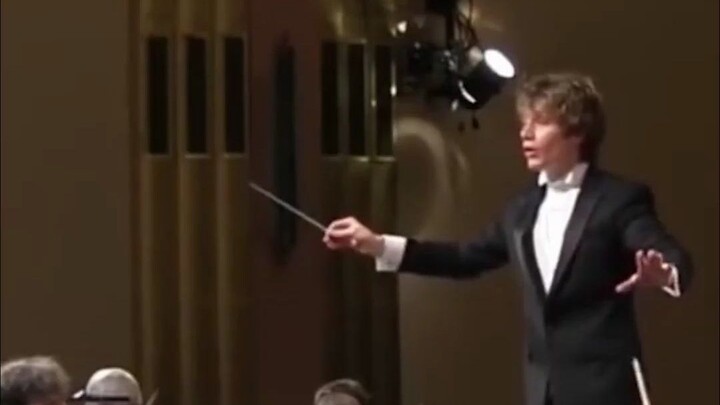 他甚至在准备敲下的时候就开始笑了