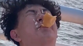 [ภาพประกอบมนุษย์ป่า] ฉันแค่อยากไปที่ท่าเรือเพื่อซื้อเฟรนช์ฟรายส์ [แม่ ฉันจะตีเธอ]