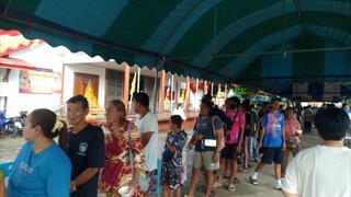 โรงทานวัดสามกอเป็นครั้งแรก (คนเยอะมาก )